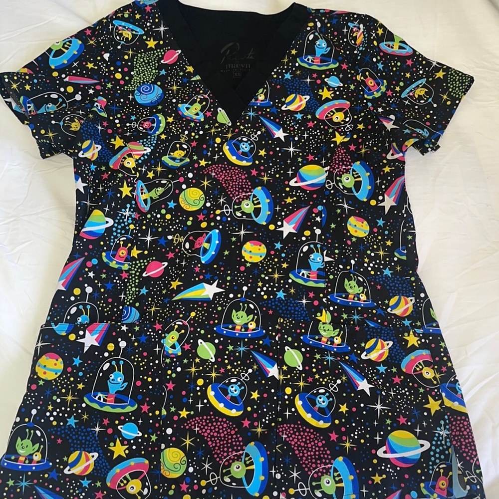 XS Womens printed scrub top (lightly worn)